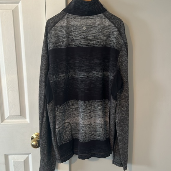 Men’s Lululemon 1/4 zip - Picture 4 of 5